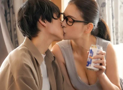Anh chàng đau khổ vì bị cắm sừng được chị hàng xóm an ủi hết mình