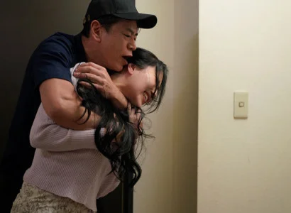 Nữ ca sĩ bị kẻ cuồng nhiệt cưỡng hiếp vì nhan sắc làm phát điên