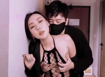 Người vợ bán thân cho ông sếp để trả nợ cho chồng