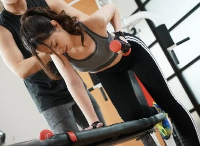 Người phụ nữ thiếu thốn và anh PT may mắn nện nhau tưng bừng